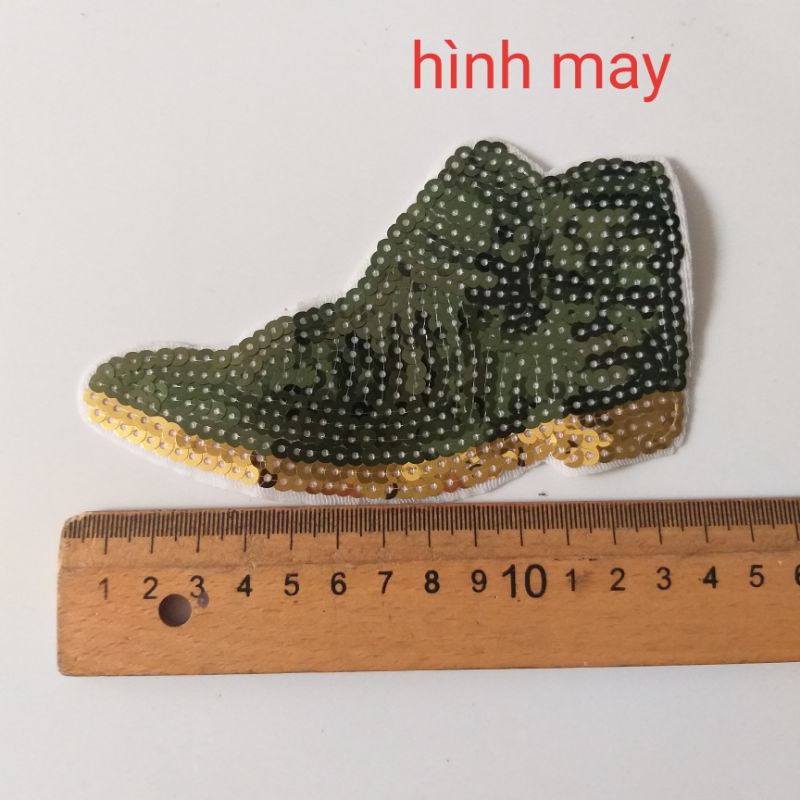 Hình may và hình ủi chiếc giày .