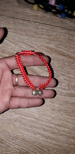Vòng tay may mắn đính kèm 2 quả chuông bằng kim loại rất đẹp