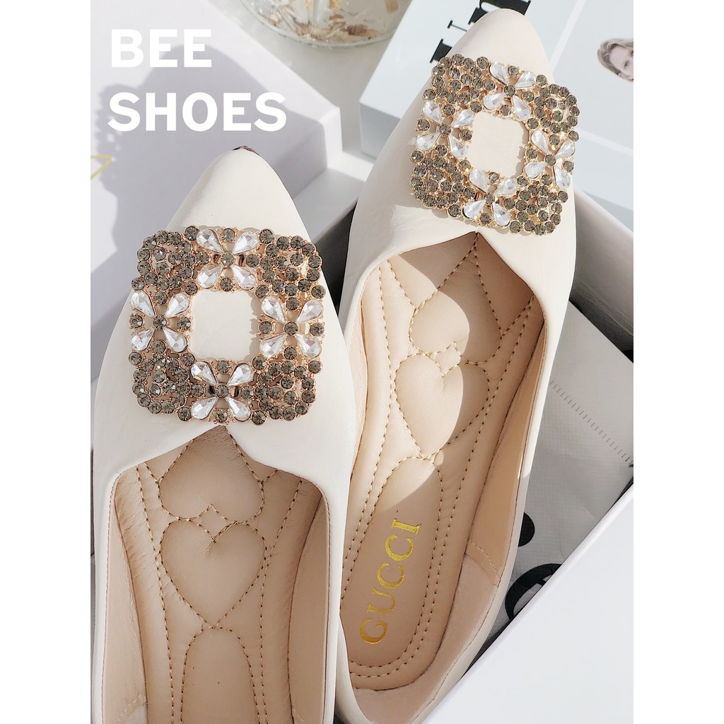 BEESHOES - GIÀY BÚP BÊ NỮ MŨI NHỌN HỌA TIẾT ĐÁ HOA VUÔNG - GIÀY BÚP BÊ NỮ ĐẾ BỆT DA MỀM SẴN MÀU ĐEN - KEM 201035