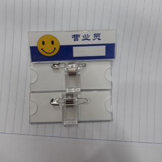 Đeo thẻ tên mica