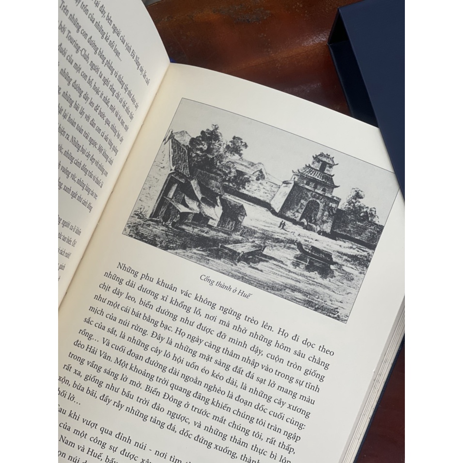 Sách - Ở Đông Dương (En Indochine) – Ấn bản bìa da PU, giấy mỹ thuật, bụng mạ vàng – Maihabooks – NXB Thế Giới