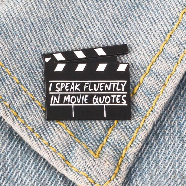 Ghim Cài Áo Hình Bảng Ghi Chữ I Speak Fluently In Movie Sáng Tạo