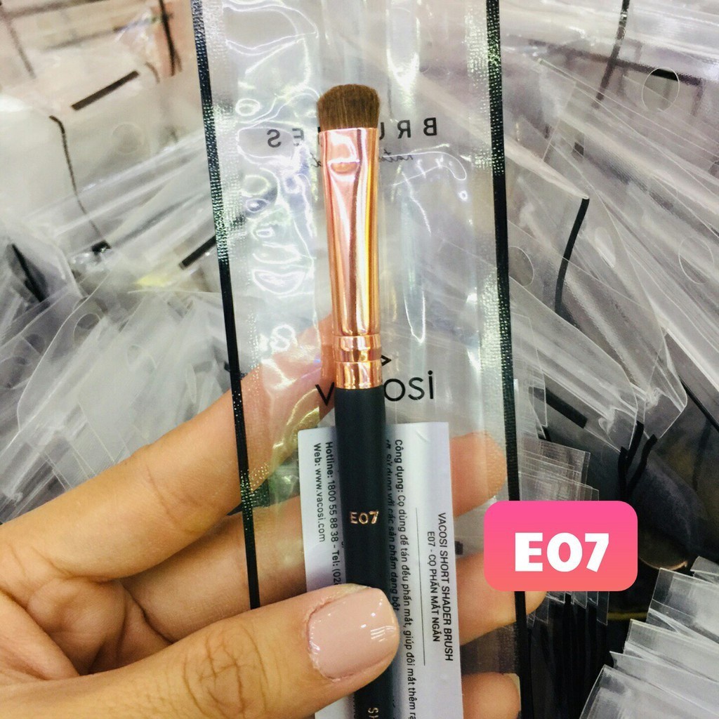 Cọ Đánh Phấn Mắt Đầu Ngắn Vacosi Makeup House E07