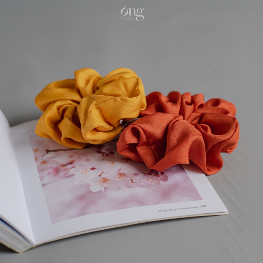 Set 2 Cột tóc lụa tơ tằm tự nhiên 100% Silk Scrunchies VN- ÓNG SILK - Nhuộm màu an toàn cho da- Mềm nhẹ, không gây đứt t