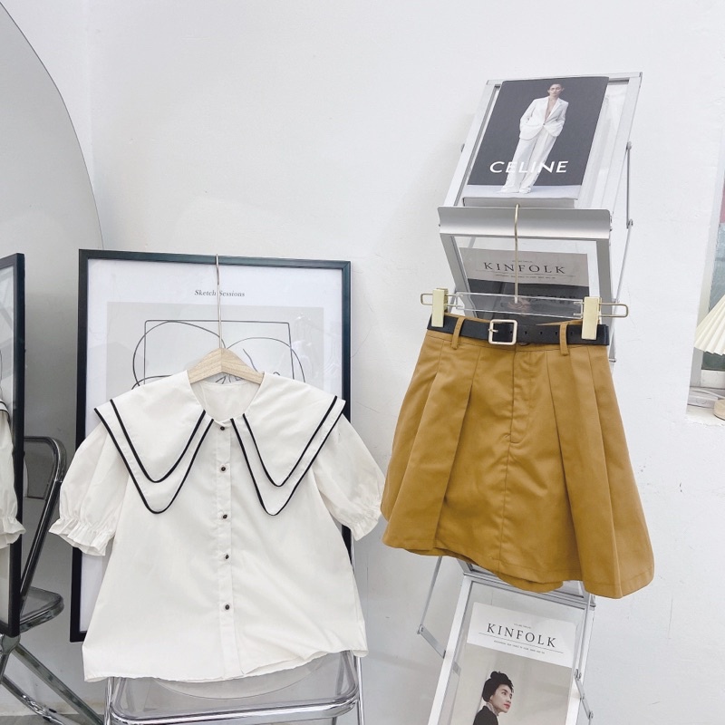 SET ÁO SƠ MI VIỀN CỔ ĐEN NÚT + CHÂN VÁY VÀNG NÂU XẾP LY + BELT