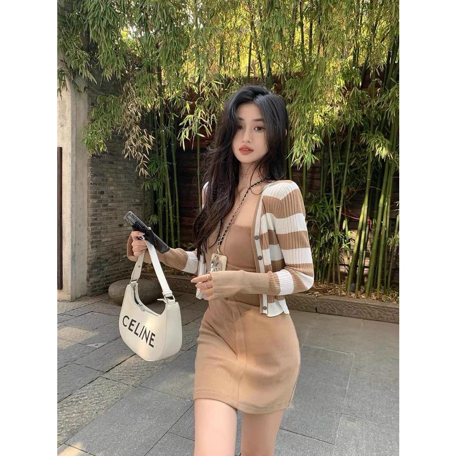Set áo cardigan kẻ kèm váy 2 dây body trẻ trung