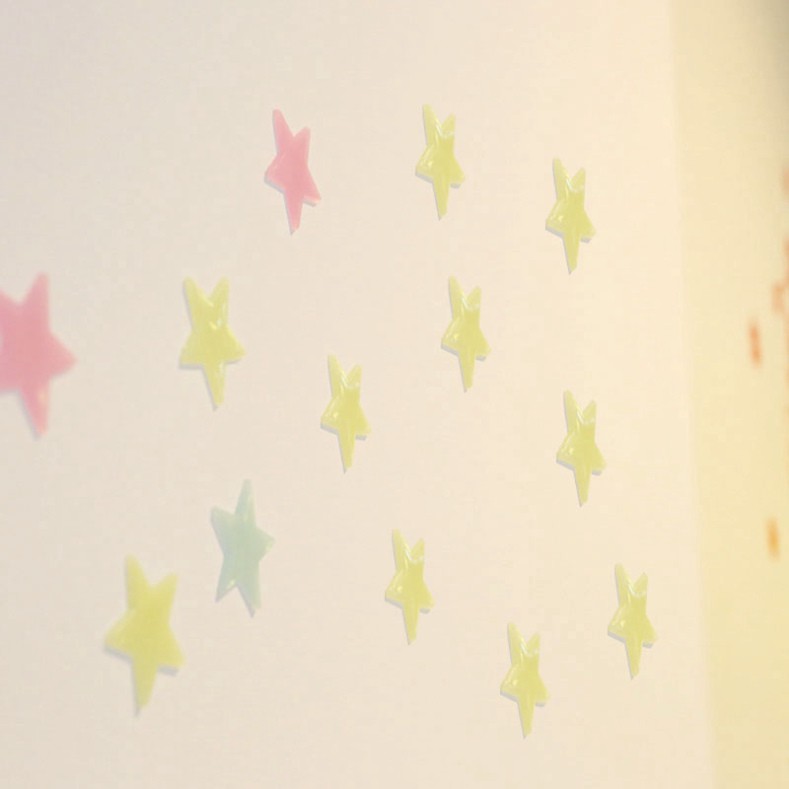 Bộ 100 hình dán tường họa tiết ngôi sao màu dạ quang trang trí phòng ngủ bắt mắt