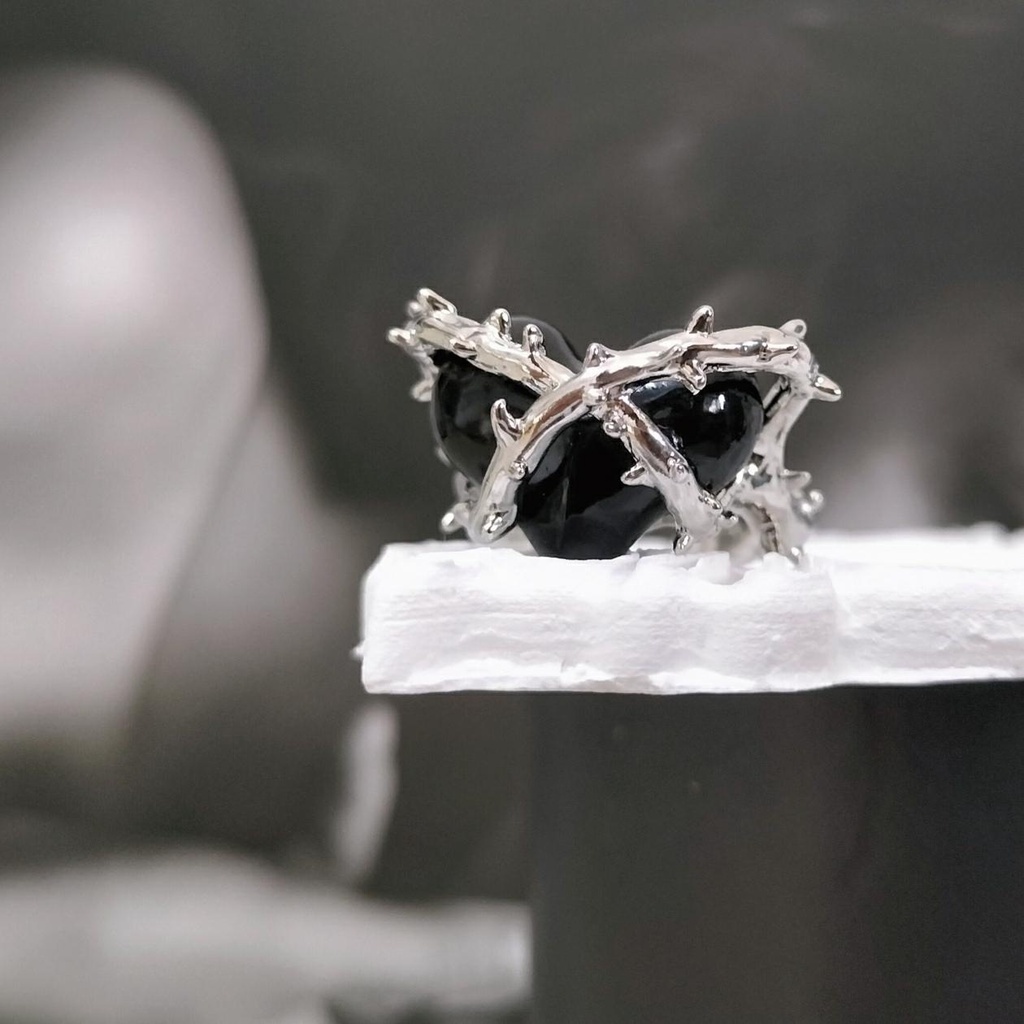 Nhẫn hở 19A1282 hình trái tim phối gai màu đen phong cách hip hop