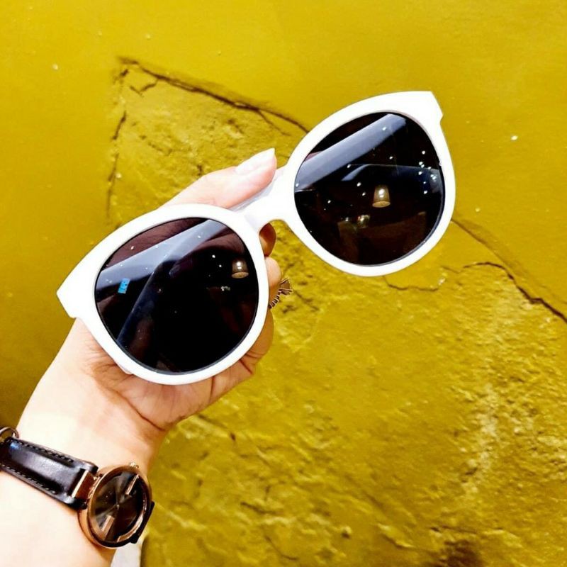 Kính mát thời trang V viền trắng HOT | BigBuy360 - bigbuy360.vn