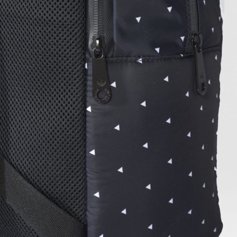 Balo Adidas logo lạ