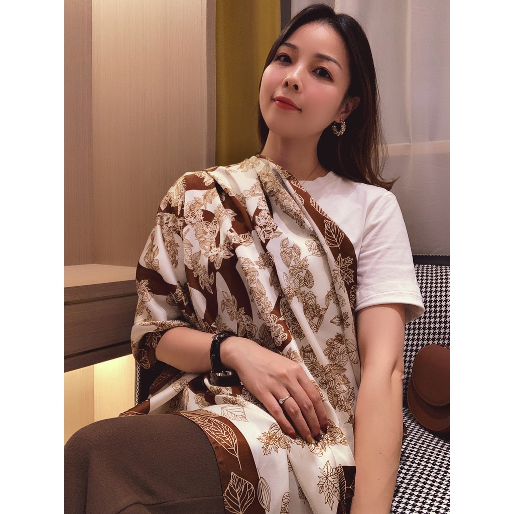 Khăn Choàng Lụa Hình Vuông