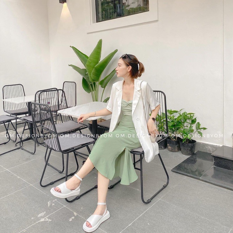 Set croptop caro cúp ngực kèm chân váy bèo xanh phối blazer trắng