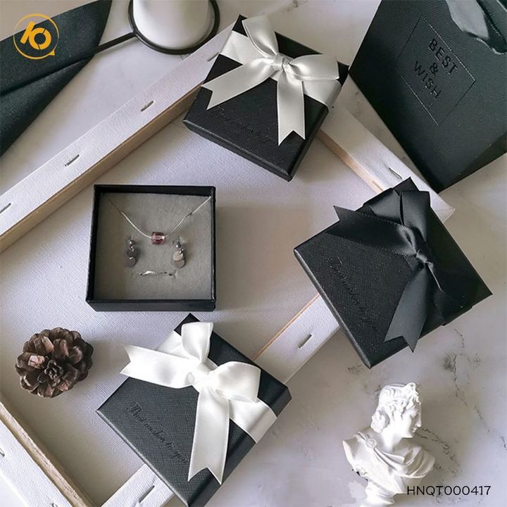 Hộp đựng quà sang trọng có gắn nơ kích thước 4 x 4 x 2,5 cm - HNQT000417 | BigBuy360 - bigbuy360.vn