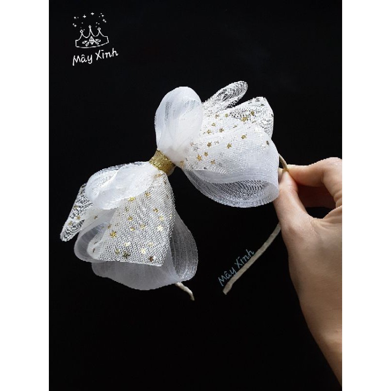 Cài tóc trắng nơ to cho bé phối sao xinh