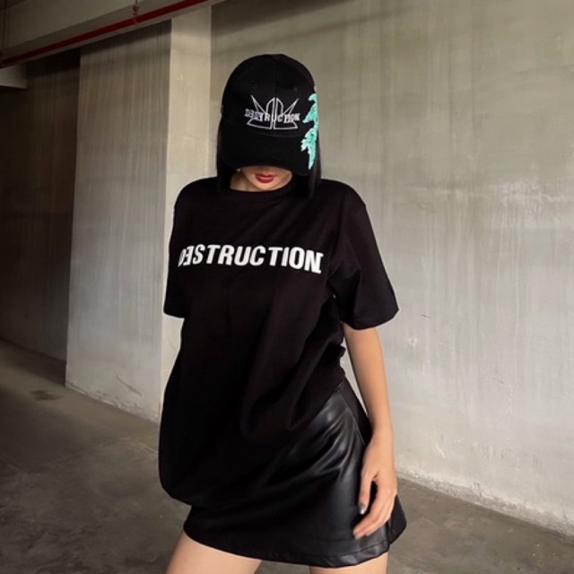 Áo thun local brand Destruction in hoạ tiết logo đơn giản màu trắng đen, cổ tròn, cotton