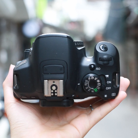 Bộ máy ảnh Canon EOS 700D kèm ống kính Canon EF-S 18-55mm F3.5-5.6