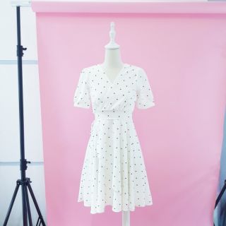 Đầm vạt chéo chấm bi