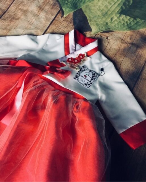 Hanbok cho bé (ảnh thật bộ cuối áo trắng váy đỏ kèm dây treo hueanhshop