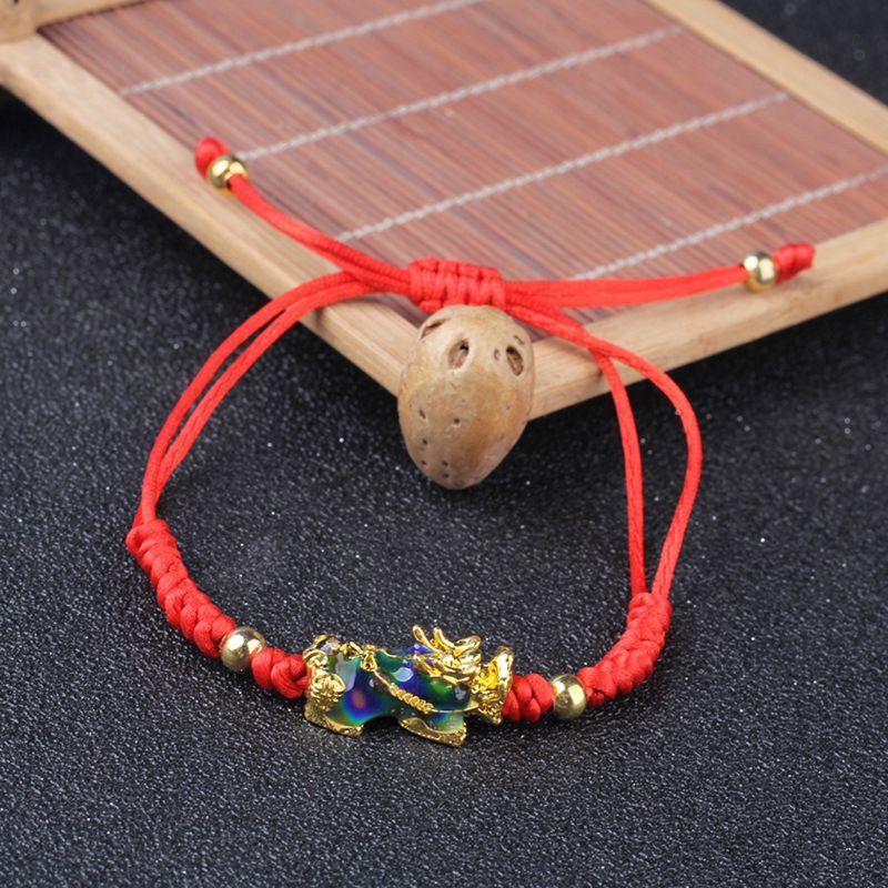 Vòng dây đeo tay màu đỏ mặt hình kỳ lân độc đáo tiện dụng