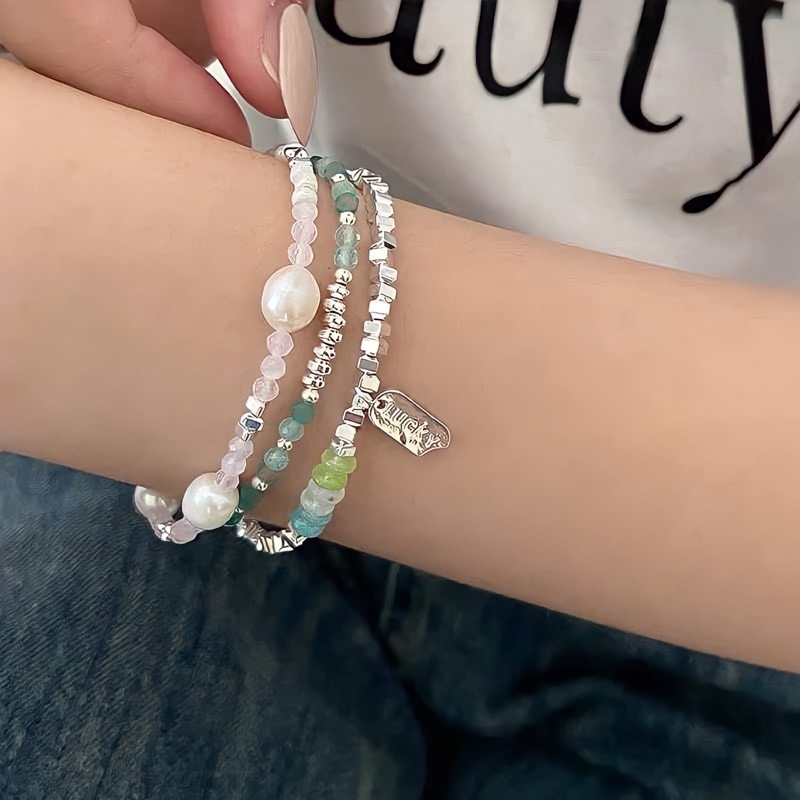 Vòng tay hạt cườm phối charm pastel xinh xắn