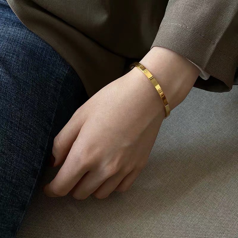 Vòng tay thép titan mạ vàng hồng 18K / vàng / bạc sáng bóng rộng 4-8mm thiết kế hình chữ C đơn giản không gây dị ứng