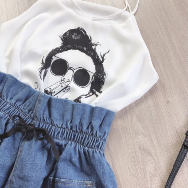 Chân váy jeans chữ A lưng cao dễ thương.