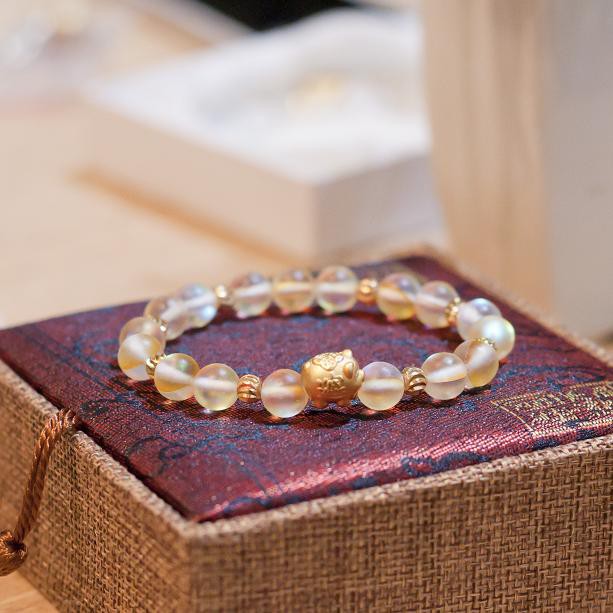 Vòng nữ phong thủy dễ thương cho tuổi Hợi ánh vàng size 8 ly V111-8 -SP 1