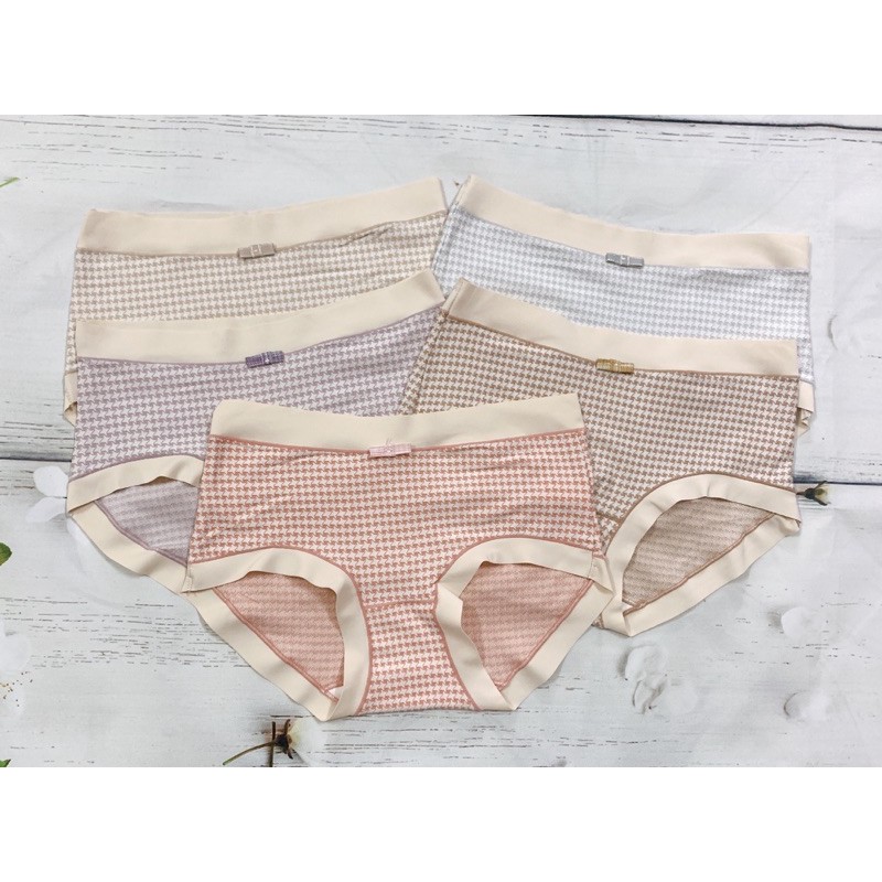 Quần lót nữ kẻ  chất cotton co giãn 4 chiều, đáy lót cotton thông hơi kháng khuẩn. Phom 40-58kg.