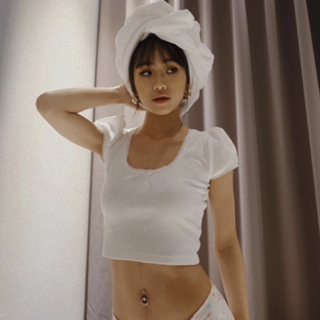 Áo croptop nữ kiểu ren viền cổ vuông tay ngắn