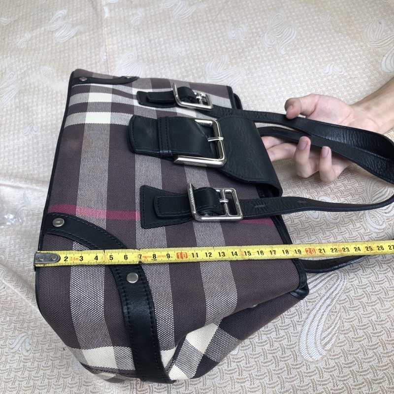 Túi chuẩn si. Túi qua sử dụng. Khách vui lòng xem hình nếu muốn biết thêm thông tin sản phẩm mời khách vô chat . Thanks.