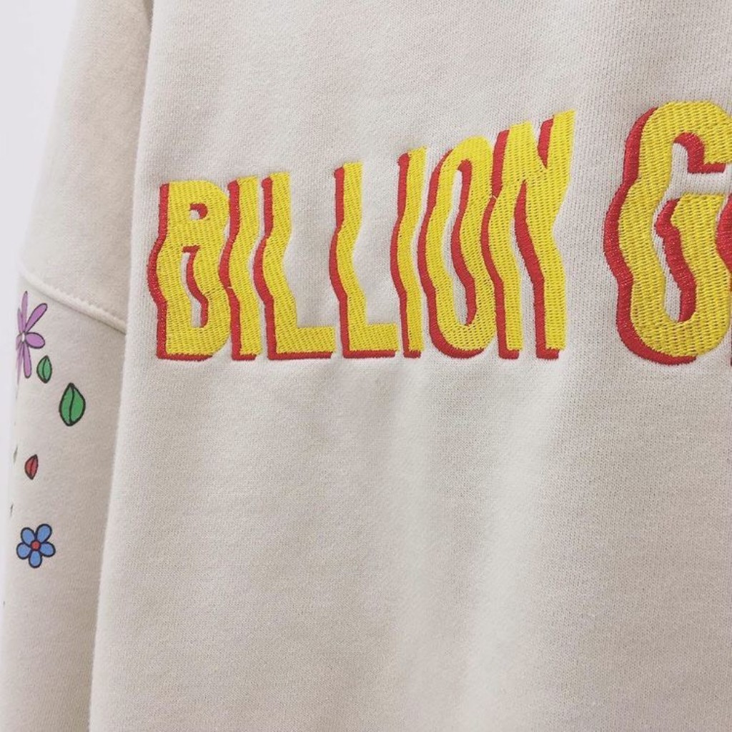 Áo Sweater Nữ Beige Cartoon Sweatshirt Billion Gen | BigBuy360 - bigbuy360.vn