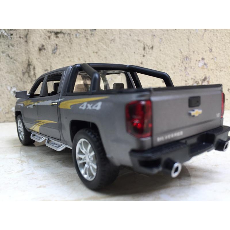 Mô hình xe Chevrolet SILVERADO 1500 2020 1:32
