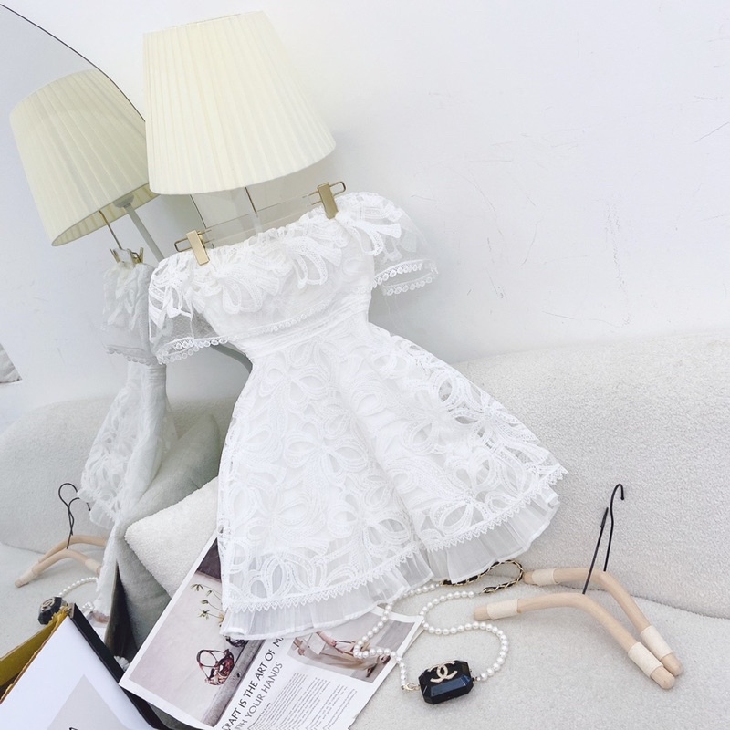 ĐẦM TRẮNG REN HOA TRỄ VAI