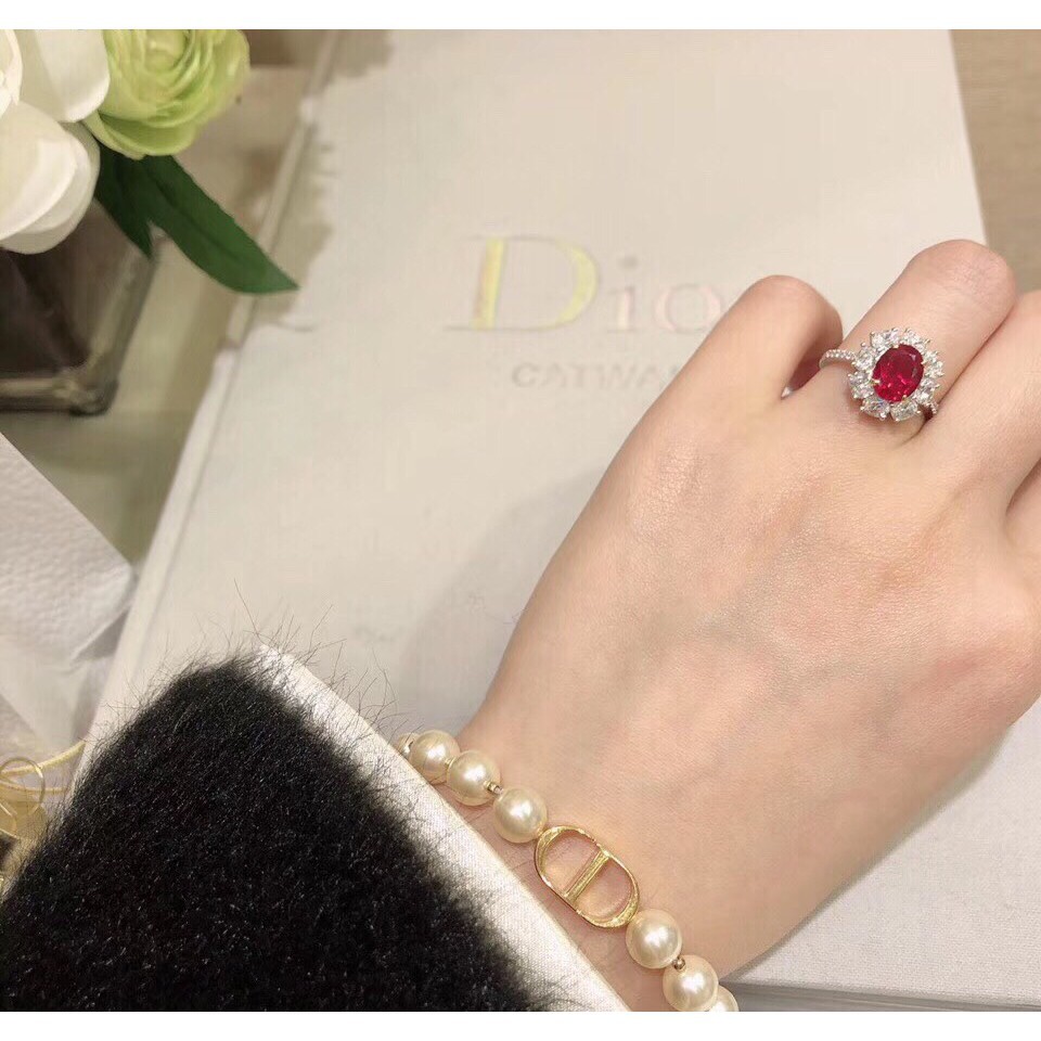 Vòng tay dior đính ngọc trai giả và chữ đơn giản phong cách retro sang trọng