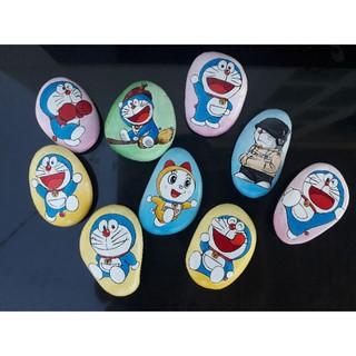 Doremon trên đá cuội vẽ tay