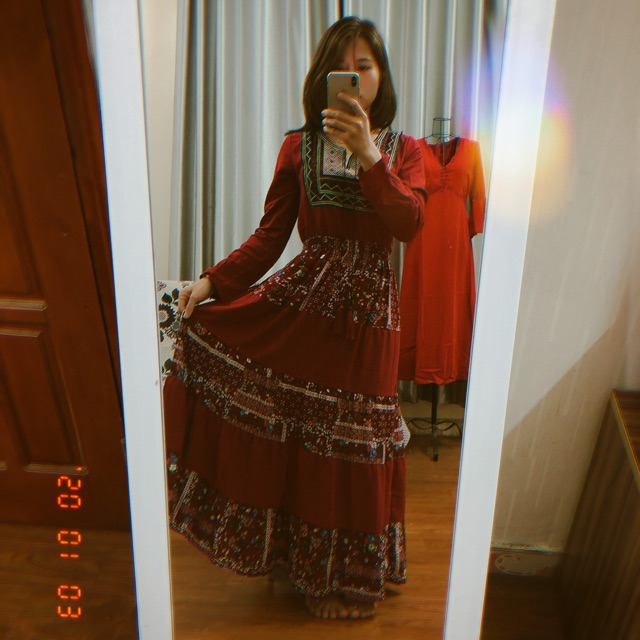 Váy đỏ thổ cẩm