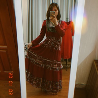 Váy đỏ thổ cẩm