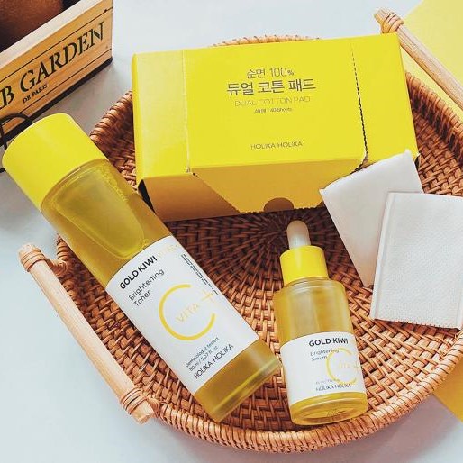 TINH CHẤT VÀ NƯỚC HOA HỒNG LÀM TRẮNG DA KÈM BÔNG TẨY TRANG HOLIKA HOLIKA GOLD KIWI VITA C+ BRIGHTENING SERUM TONER