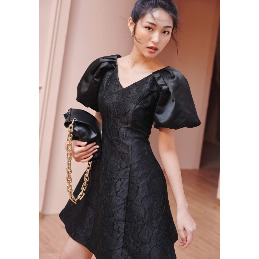 Đầm gấm đi tiệc dáng xòe, cổ V, tay phồng | BigBuy360 - bigbuy360.vn