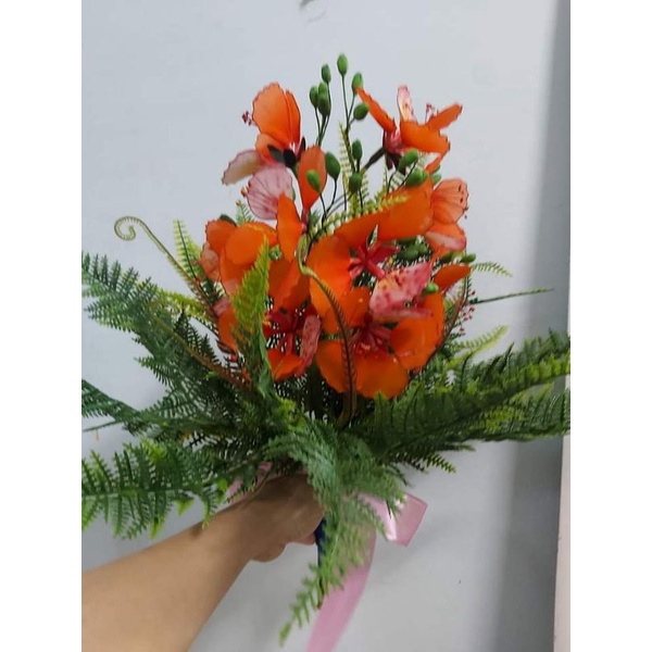 Bó hoa phượng cầm tay chụp ảnh