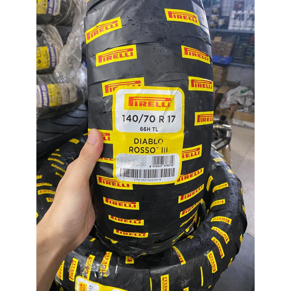 Lốp Xe máy không xăm Thương Hiệu Pirelli Rosso 3 các size 110/70-17, 140/70-17 và 150/60-17 lắp cho xe máy côn tay.