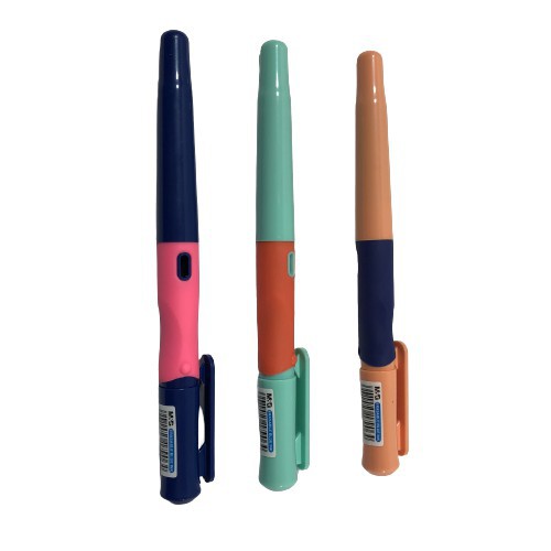 Bút Máy Luyện Chữ Đẹp MG 1371 - Thiết kế có đệm tay bằng cao su chống trơn trượt khi viết
