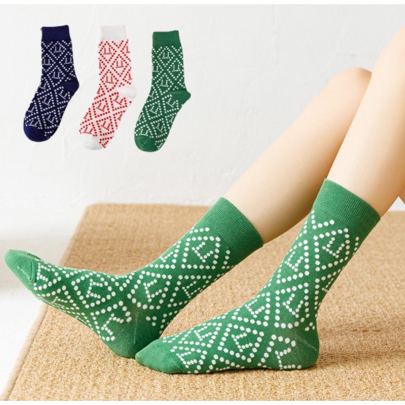 Vớ chấm bi cao cổ Nam Nữ phong cách thể thao, trẻ trung, năng động.