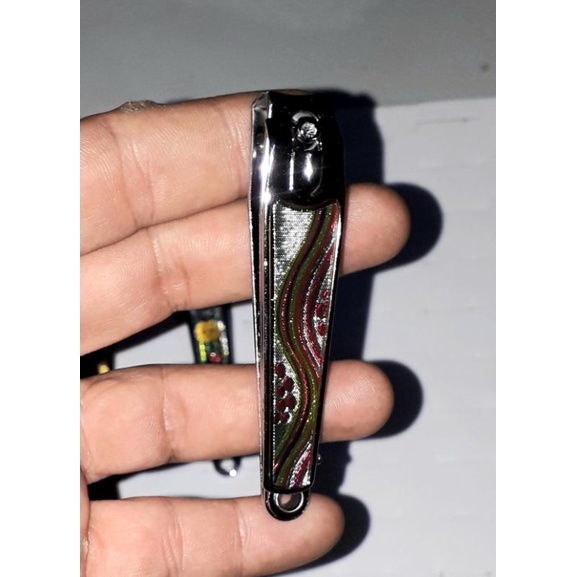 Một cái bấm cắt móng tay hoặc móng chân bằng thép không gỉ dài 8cm