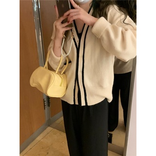Áo len trắng cổ V viền đen