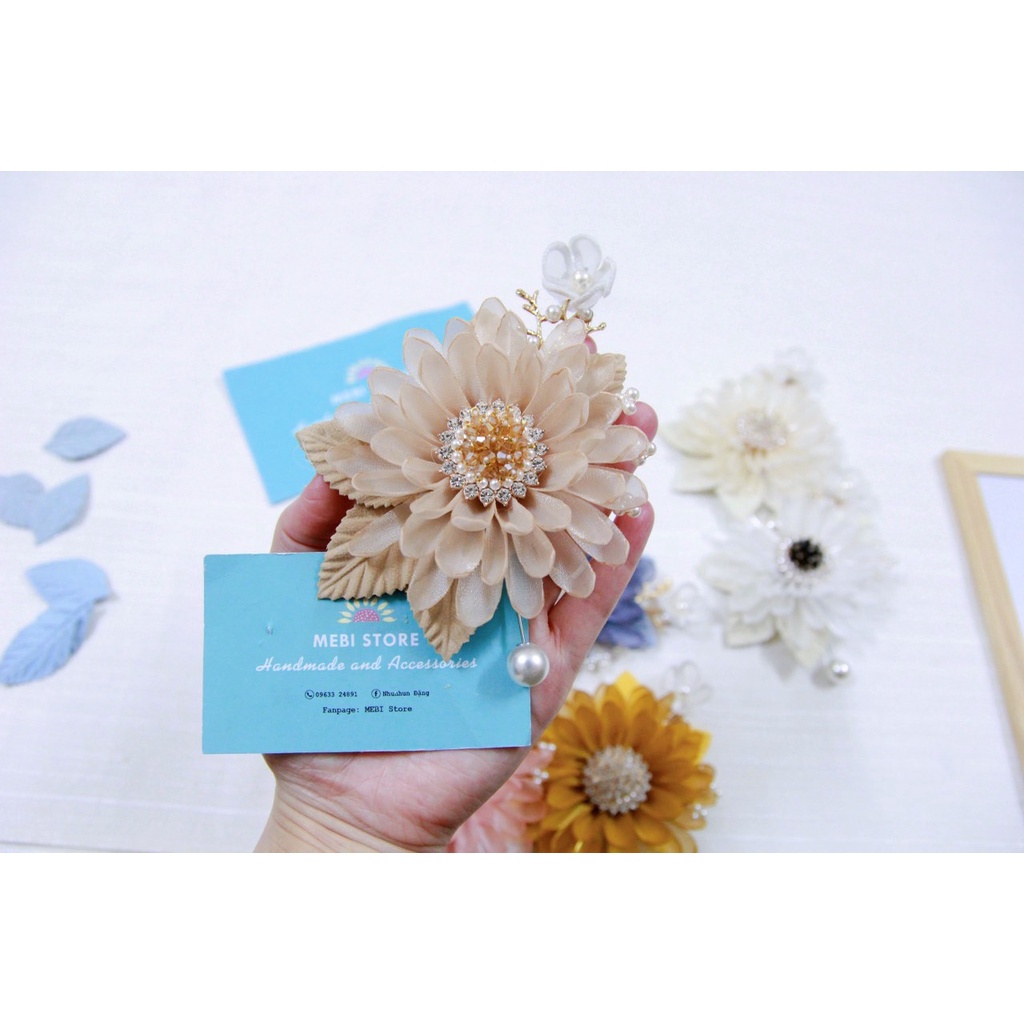 Ảnh thật- Hoa cài áo handmade mẫu hoa cúc voan mix phụ kiện siêu sang nhiều màu (NOBOX)
