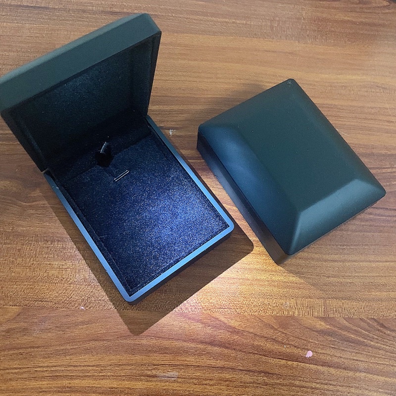 Hộp đựng mặt có đèn lót nhung đen KT 9x7x3,3cm giá sỉ