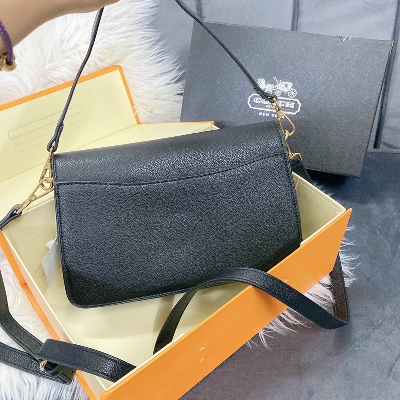 Túi Coach hot hit trong phim Penthouse