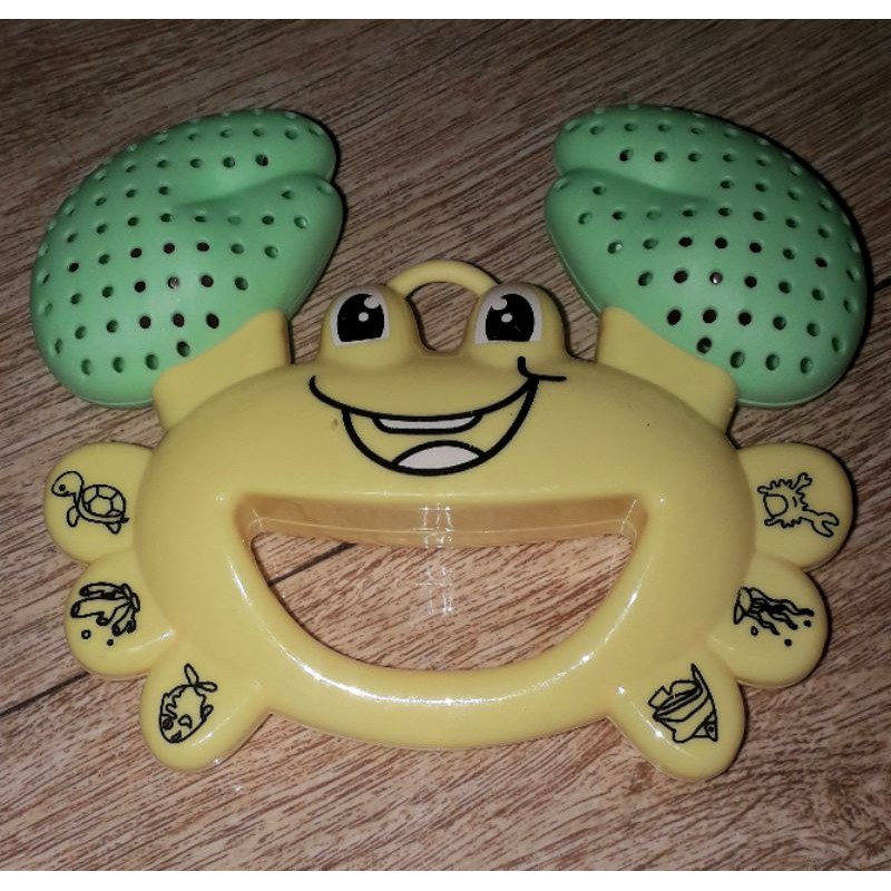 Một chiếc lục lạc_ lắc nhạc hình chú Cua bằng nhựa rất đẹp