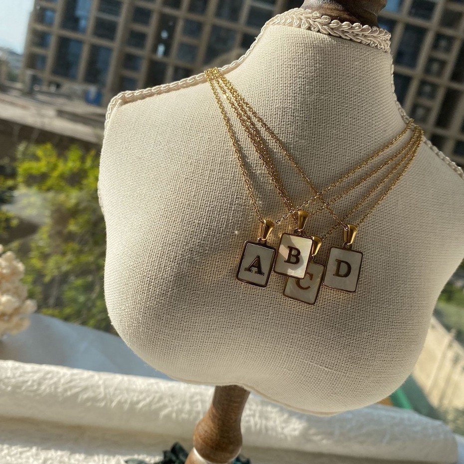 Dây Chuyền Bằng Thép Titan Mạ Vàng 18k 26 Chữ Cái Đơn Giản